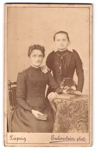 Fotografie Atelier Eulenstein, Leipzig, Zeitzerstr. 30, Portrait stolze Mutter mit niedlcher Tochter