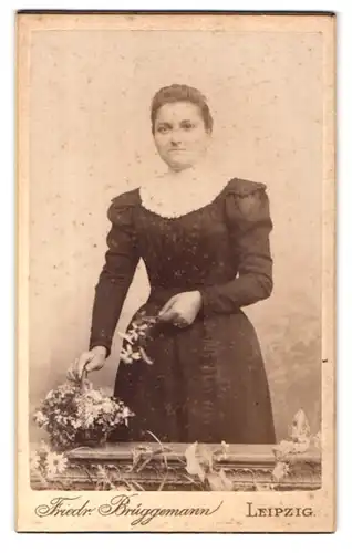 Fotografie Friedr. Brüggemann, Leipzig-Neustadt, Eisenbahnstr. 1, Portrait charmant lächelnde Dame mit Blumenkorb