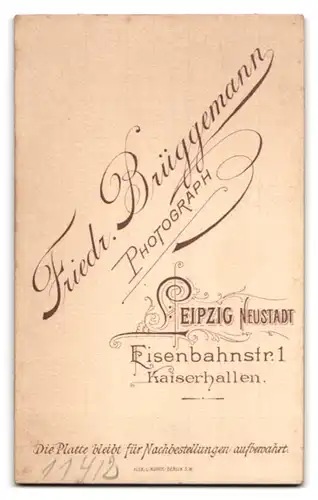 Fotografie Friedr. Brüggemann, Leipzig-Neustadt, Eisenbahnstr. 1, Portrait bildschönes kleines Mädchen im weissen Kleid