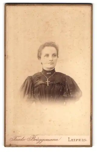 Fotografie Friedrich Brüggemann, Leipzig-Neustadt, Eisenbahnstr. 1, Portrait junge Frau mit Brosche und Halskette