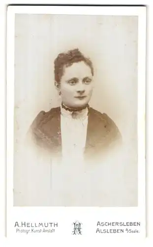 Fotografie A. Hellmuth, Aschersleben, Portrait dunkelhaarige Schönheit mit Brosche am Rüschenkragen