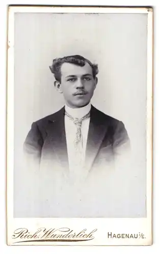Fotografie Rich. Wunderlich, Hagenau i. E., Portrait charmanter junger Mann in Krawatte und Jackett