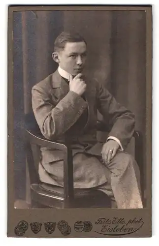 Fotografie Fritz Ette, Eisleben, Portrait junger Mann elegant auf einem Stuhl sitzend