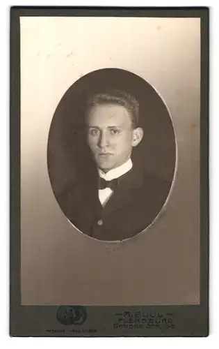 Fotografie A. Juul, Flensburg, Grosse Str. 35, Portrait junger Mann mit charmantem Blick in Fliege und Jackett