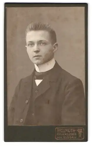 Fotografie A. Hellmuth, Aschersleben, Portrait charmanter junger Mann mit Fliege im Jackett