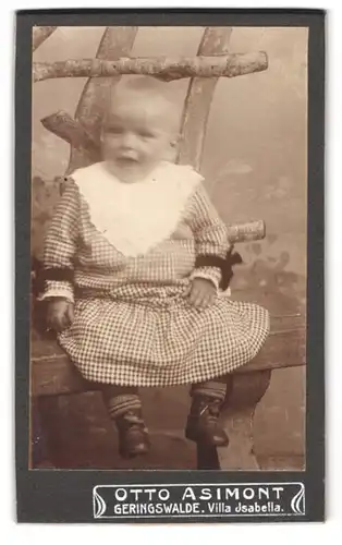 Fotografie Otto Asimont, Geringswalde, Portrait lachendes kleines Mädchen im karierten Kleidchen