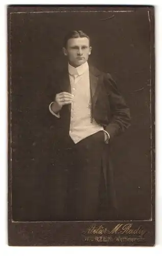 Fotografie Max Radic, Wurzen, Wettinerstr. 7, Portrait junger charmanter Mann im eleganten Anzug
