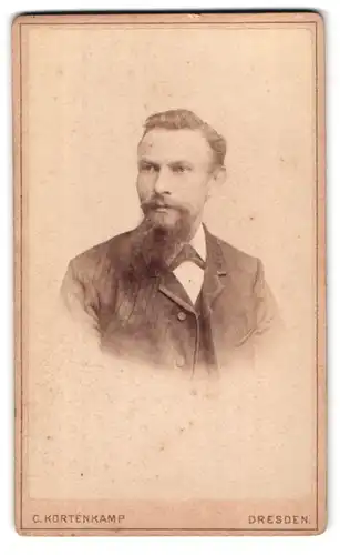 Fotografie C. Kortenkamp, Dresden, Portrait charmanter junger Mann im Jackett