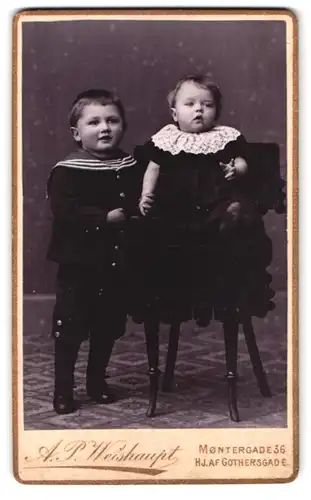 Fotografie A. P. Weishaupt, Kjobenhavn, 36 Montergade, Portrait eines elegant gekleideten Kinderpaares