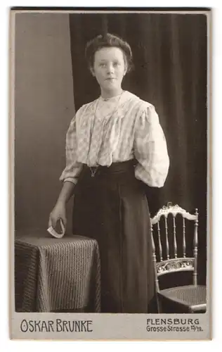 Fotografie Oskar Brunke, Flensburg, Grosse Str. 15 /19, Portrait bildschönes Fräulein in Bluse und Rock