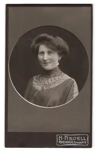 Fotografie H. Nedell, Apenrade, Grossestr. 9, Portrait elegant gekleidete Dame mit hochgestecktem Haar