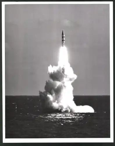Fotografie Rakete Polaris A3 der Lockheed Missiles & Space Company von einem U-Boot gestartet