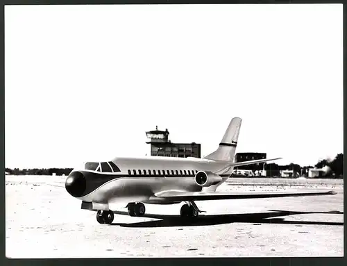 Fotografie Flugzeug-Modell VFW Fokker 614 auf einem Flughafen Rollfeld