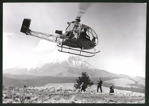 Fotografie Hubschrauber, Helikopter mit Kennung F-WHHO vor Gebirgsmassiv