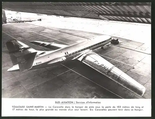 Fotografie Flugzeug Sud-Aviation Caravelle wird aus einem Hangar gezogen