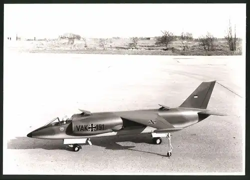 Fotografie Flugzeug VFW-Fokker VAK 191, Modell auf einer Startbahn