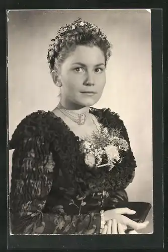 AK Schauspielerin Lore Frisch mit Halskette