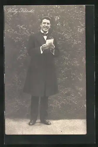 AK Schauspieler Willy Klitsch in einem Park