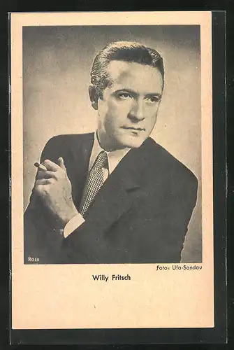 AK Schauspieler Willy Fritsch mit Zigarette