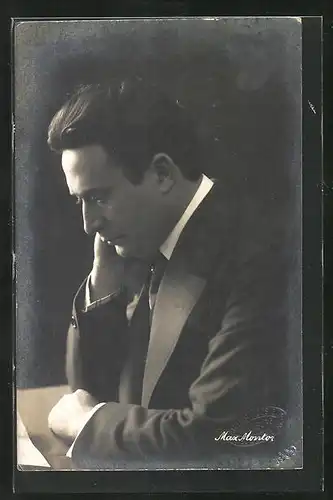 AK Schauspieler Max Montor im Anzug