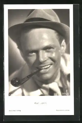AK Schauspieler Karl John mit Hut und Pfeife
