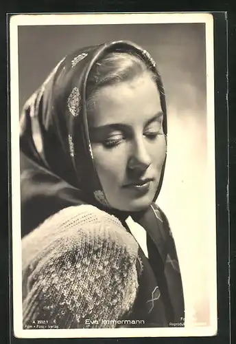 AK Schauspielerin Eva Immermann mit Kopftuch