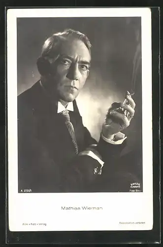 AK Schauspieler Mathias Wieman rauchend