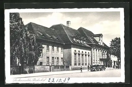 AK Luckenwalde, Autos vor dem Bahnhof