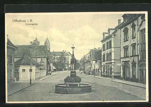 AK Offenburg i. B., Lindenplatz mit Geschäften und Brunnen