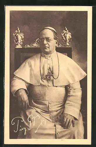 AK Papst Pius XI., in seinem Gewand auf dem Stuhl portraitiert