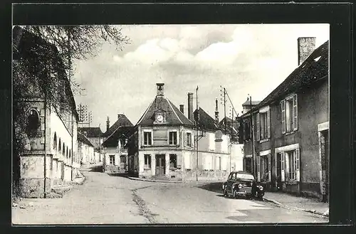 AK Ouanne, Le Centre, ein Automobil parkt an der Strasse