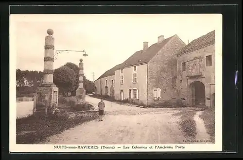 AK Nuits-sur-Ravieres, Les Colonnes et l`Ancienne Porte