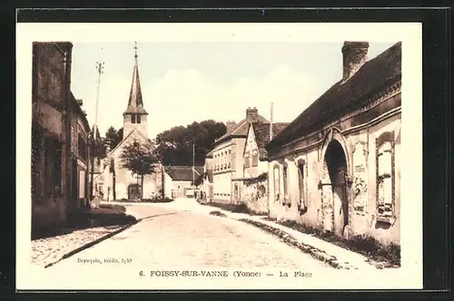 AK Foissy-sur-Vanne, La Place, L`Eglise