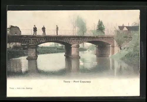 AK Toucy, Pont Capureau, Passanten auf der Brücke
