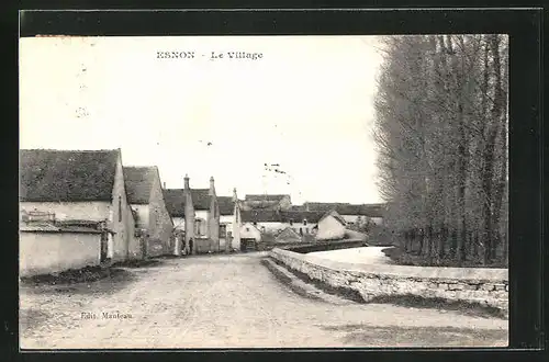 AK Esnon, Le Village, auf der Strasse vor den Wohnhäusern