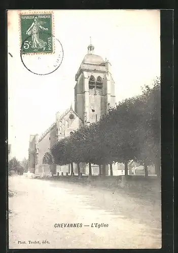 AK Chevannes, L`Eglise, auf dem Platz vor der Kirche