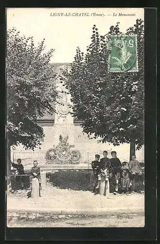 AK Ligny-le-Chatel, Le Monument, Kinder am Ehrenmal