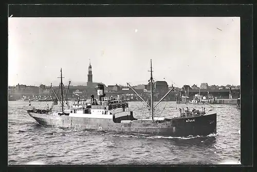 AK Hamburg, das Handelsschiff Nisse vor der Stadt