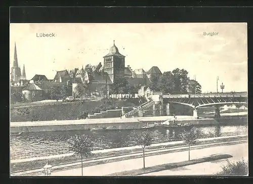 AK Lübeck, an der Brücke mit Blick zum Burgtor