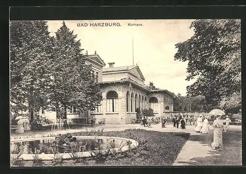 AK Bad Harzburg, Passanten in den Anlagen am Kurhaus