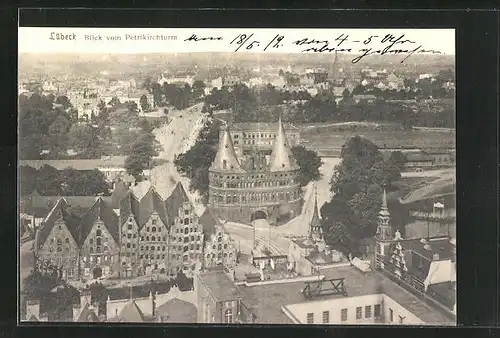 AK Lübeck, Blick vom Petrikirchturm auf das Holstentor