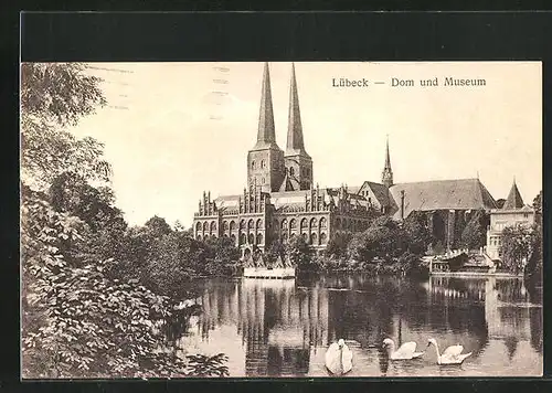 AK Lübeck, Uferanlagen mit Blick zum Dom und zum Museum
