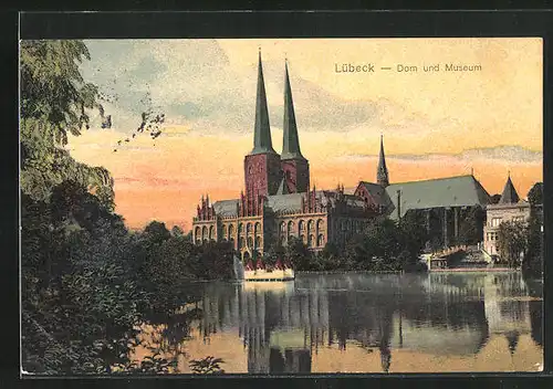 AK Lübeck, Stadtansicht mit Dom und Museum vom Ufer aus