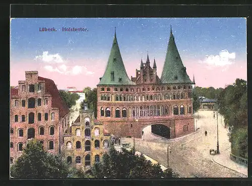 AK Lübeck, an der Strasse durch das Holstentor