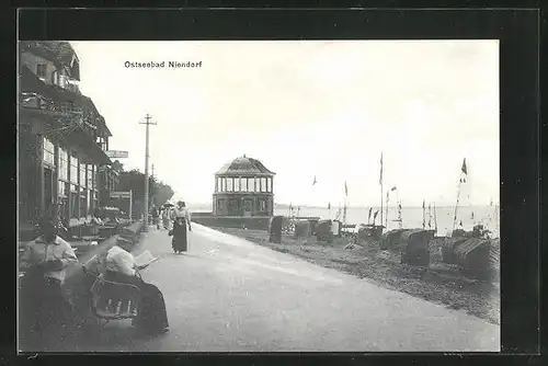 AK Niendorf a.d. Ostsee, Passanten auf der Promenade am Strand