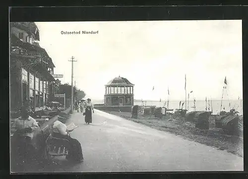 AK Niendorf a.d. Ostsee, Szene auf der Promenade, Strandkörbe