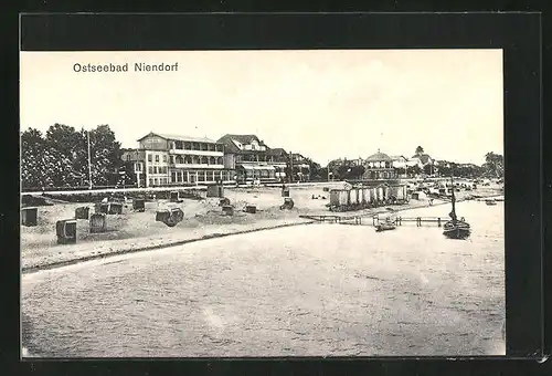 AK Niendorf a.d. Ostsee, Blick zum Hotel am Strand