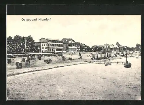 AK Niendorf a.d. Ostsee, Strandleben mit Hotel an der Promenade
