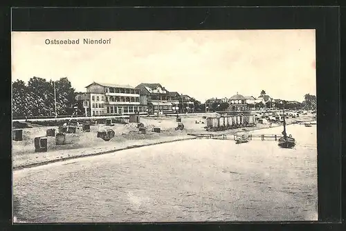 AK Niendorf a.d. Ostsee, ein kleines Schiff am Strand mit Blick zum Hotel