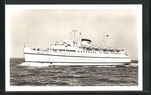 AK Buindesbahn-Hochsee-Fährschiff Deutschland, in voller Fahrt gesehen